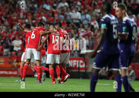 Lisbona, Portogallo. 10 Luglio, 2019. I giocatori di Benfica celebrare durante un amichevole Pre-Season partita di calcio tra SL Benfica e RSC Anderlecht a Lisbona, Portogallo, il 10 luglio 2019. Anderlecht ha vinto 2-1. Credito: Pedro Fiuza/Xinhua/Alamy Live News Foto Stock