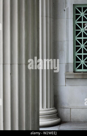 Foto verticale di due colonne e parziale griglia verde Foto Stock