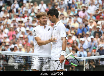 Londra, Regno Unito. 10 Luglio, 2019. Novak Djokovic (SRB) e David Goffin (BEL) dopo il loro Signore Singoli Quarti di finale corrispondono. Credito: Andrea, Patrono/ZUMA filo/Alamy Live News Foto Stock