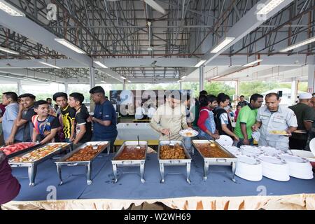 (190711) -- BATU GAJAH, luglio 11, 2019 (Xinhua) -- dei lavoratori che vengono dal materiale rotabile center gestito da locomotive cinesi CRRC produttore, e i membri della loro famiglia frequentare CRRC's Hari Raya apertura House giorno di Batu Gajah, capitale del distretto di Kinta in Malaysia Perak-membro, 20 giugno 2019. Il materiale rotabile center gestito da CRRC è diventata una fonte di occupazione per gli abitanti della zona e per estensione una parte importante delle interazioni tra i lavoratori di entrambi i paesi. Dopo anni di esplorazione, Cina CRRC 'pubblico aperto giorno' in Malaysia non solo mette insieme i clienti, Foto Stock