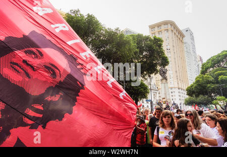 Rio de Janeiro, Brasile - 29 Settembre 2018: il dimostratore onda a Marielle bandiera ad una riunione di protesta contro Bolsonaro Foto Stock