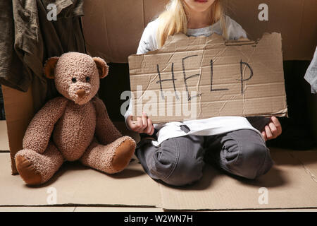 Senzatetto bambina mendicando per aiutare Foto Stock