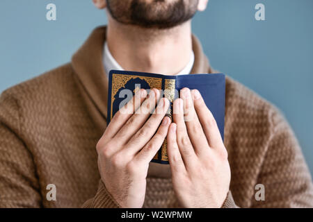 Giovani Musulmani uomo che prega in ambienti interni Foto Stock