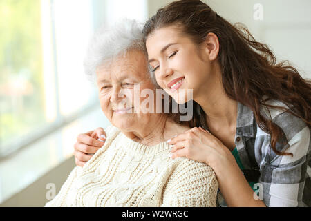 Senior donna con il suo nipote in casa di cura Foto Stock