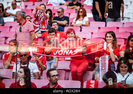 Lisbona, Portogallo. 10 Luglio, 2019. Adepti di Benfica, dire addio alla Jonas (Jonas Gonçalves Oliveira) da SL Benfica nel suo ultimo gioco. Prima dell'Pre-Season partita di calcio 2019/2020 tra SL Benfica vs Royal Sporting Club Anderlecht.(punteggio finale: SL Benfica 1 - 2 Royal Sporting Club Anderlecht) Credito: SOPA Immagini limitata/Alamy Live News Foto Stock