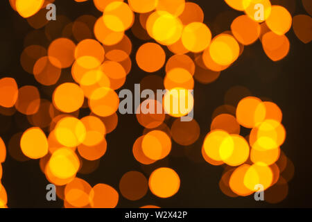 Luci sfocate su sfondo scuro Foto Stock