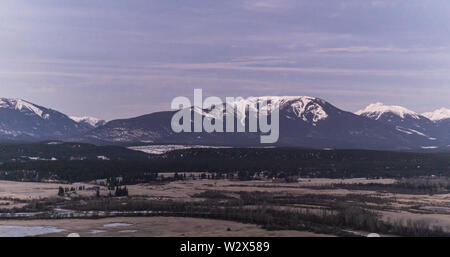 Mattina di primavera al fiume columbia, vicino alle sorgenti termali di Radium con montagne rocciose sullo sfondo. Foto Stock