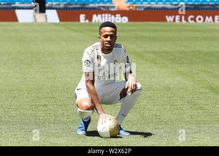 Madrid Spagna. 10 Luglio, 2019. Eder Militao (reale), 10 luglio 2019 - Calcetto : spagnolo "La Liga Santander', Presentazione del Real Madrid in Nuovo Giocatore Eder Militao al Santiago Bernabeu Stadium in Madrid Spagna. Credito: Mutsu Kawamori/AFLO/Alamy Live News Foto Stock