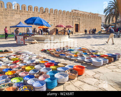 Dubai, Emirati Arabi Uniti - 17 Gennaio 2014: tradizionale colorato ciotole e piatti in vendita in un mercato a Dubai Foto Stock