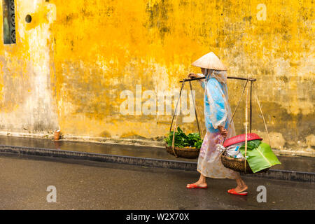 HOI AN, Quang Nam, VIETNAM - Gennaio 03, 2019: donna vietnamita street venditore in Hoi An Vietnam nell antica città di Hoi An Foto Stock