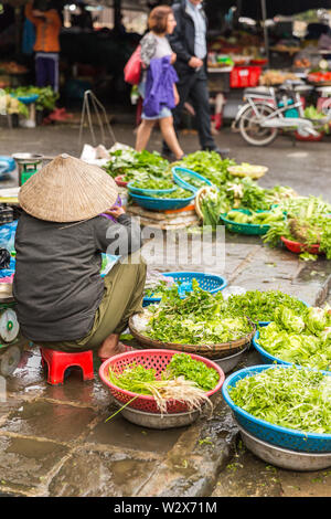 HOI AN, VIETNAM - Gennaio 03, 2019 : le verdure fresche in tradizionale strada del mercato di Hoi An, Vietnam Foto Stock