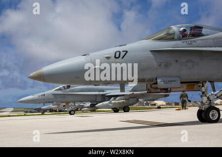 Stati Uniti Marine Corps F/A-18C calabroni con Marine Fighter Attack Squadron (VMFA) 232 a prepararsi per il decollo da Andersen Air Force Base, Guam, 14 giugno 2019. VMFA-232 aumenta la prontezza operativa mediante la formazione di nuovi ambienti attraverso la formazione di aviazione programma di reinsediamento. (U.S. Marine Corps photo by Lance Cpl. Jackson Ricker) Foto Stock