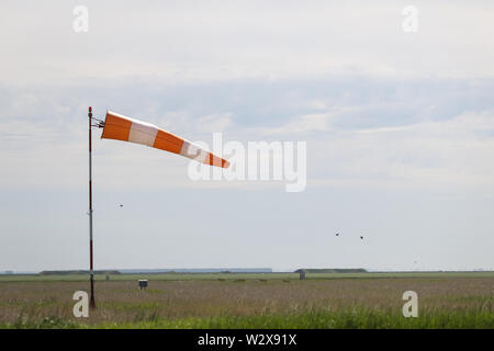 Dettagli con un indicatore di direzione vento su un aeroporto Foto Stock