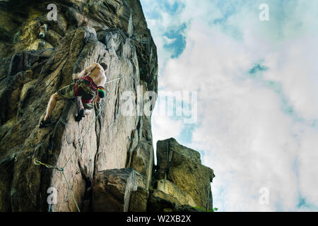 Uomini arrampicata parete verticale, percorso difficile. Arrampicata su roccia. Polonia Foto Stock