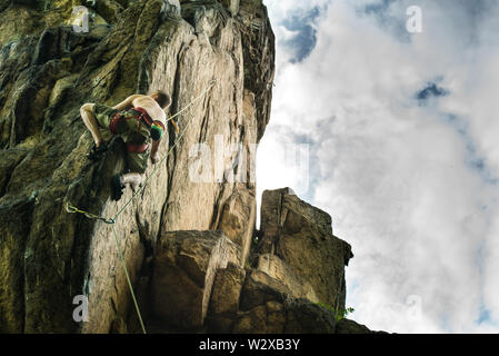 Uomini arrampicata parete verticale, percorso difficile. Arrampicata su roccia. Polonia Foto Stock