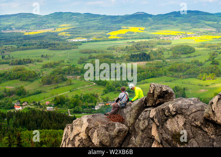 Gli uomini seduti su una roccia con essi hanno scalato, arrampicate Montagna, Polonia Foto Stock