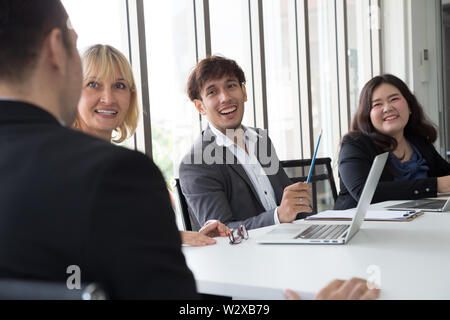 Vendite annuali Sommario incontro con manager, segretario e traduttore in camera Ufficio, collaborazione di le imprese asiatiche ed europee, internazionali c Foto Stock