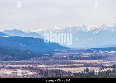 Mattina di primavera al fiume columbia, vicino alle sorgenti termali di Radium con montagne rocciose sullo sfondo. Foto Stock