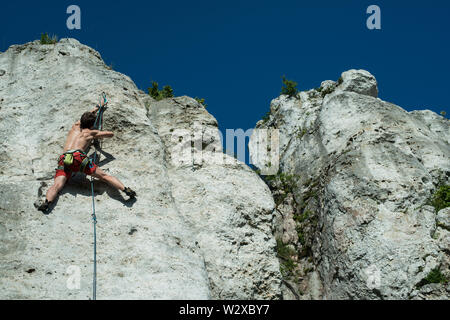 Gli uomini di arrampicata parete verticale, Polonia Foto Stock