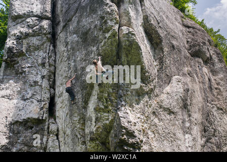 Uomini parete verticale, percorso difficile, Polonia Foto Stock