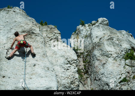 Gli uomini di arrampicata parete verticale, Polonia Foto Stock