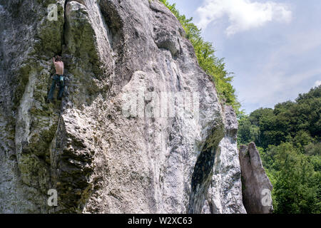 Uomini parete verticale, percorso difficile, Polonia Foto Stock