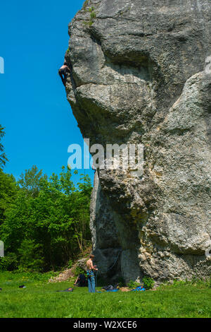 Uomini parete verticale, percorso difficile, Polonia Foto Stock