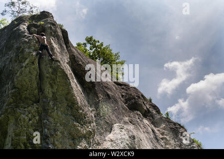 Uomini parete verticale, percorso difficile, Polonia Foto Stock