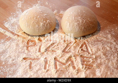 Pizza time, pizza fresca palline di pasta Foto Stock