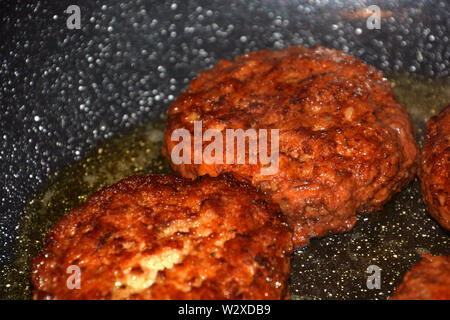 Pronto a mangiare polpettone croccante, polpette croccante frittura in olio in una padella e dettaglio di ripresa macro Foto Stock