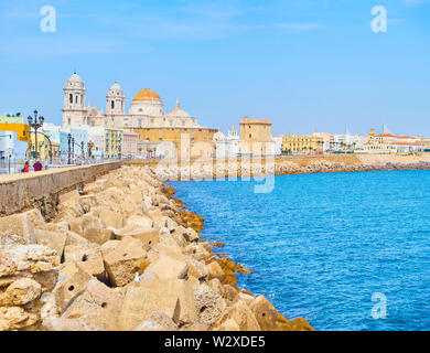 Paseo Campo del Sur Promenade con la cattedrale di Cadice denominata Santa Cruz o Catedral Nueva (Nuova Cattedrale) in background. Cadice. Andalusia, Spagna Foto Stock