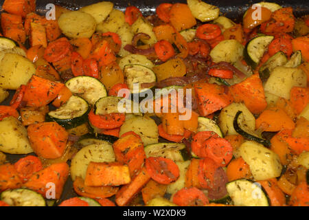 Croccante di grigliate vegetariane e vegane forno verdure condita con erbe aromatiche e olio d'oliva, pronto a mangiare al forno verdure forno Foto Stock