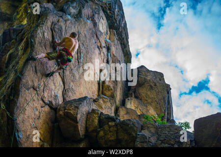 Uomini arrampicata parete verticale, percorso difficile. Arrampicata su roccia. Polonia Foto Stock