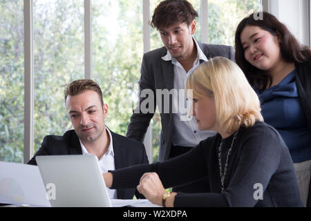 Vendite annuali Sommario incontro con manager, segretario e traduttore in camera Ufficio, collaborazione di le imprese asiatiche ed europee, internazionali c Foto Stock