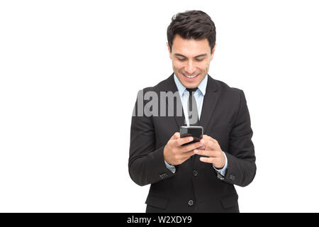 Imprenditore bello il controllo dei messaggi di posta elettronica e la lettura di messaggi sul telefono cellulare isolato su sfondo bianco Foto Stock