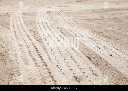 Tracce di pneumatici su umido bianco terreno sabbioso, off-road trasporto texture di sfondo Foto Stock