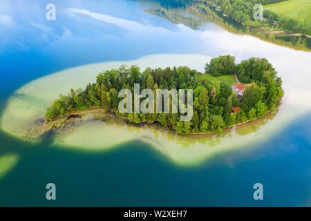 Isola che vale la pena di Schliersee, drone shot, Alta Baviera, Baviera, Germania Foto Stock