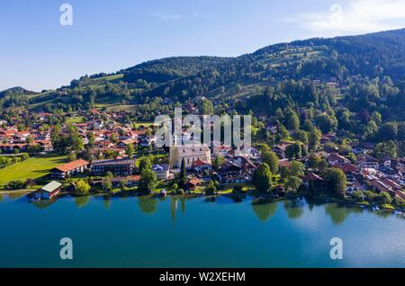 Schliersee con luogo Schliersee, drone shot, Alta Baviera, Baviera, Germania Foto Stock