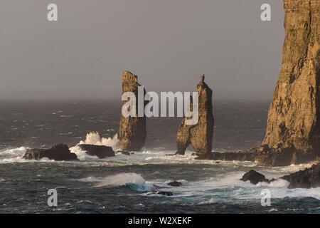 Pile di mare Risin og Kellingin nella luce della sera, Risin e Kellingin, ripida costa di Eysturoy, costa nord Isole Faerøer, Foroyar, Danimarca Foto Stock