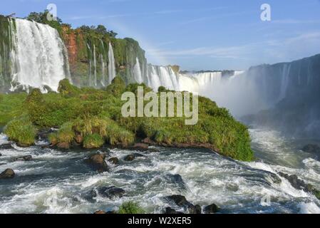 Vista dalla cascata Salto Santa Maria la Garganta del Diablo con arcobaleno, Gola del Diavolo, Iguazu Falls, Puerto Iguazu, al confine Brasile Foto Stock