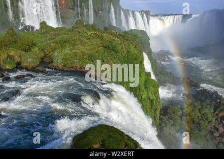 Vista dalla cascata Salto Santa Maria la Garganta del Diablo con arcobaleno, Gola del Diavolo, Iguazu Falls, Puerto Iguazu, al confine Brasile Foto Stock