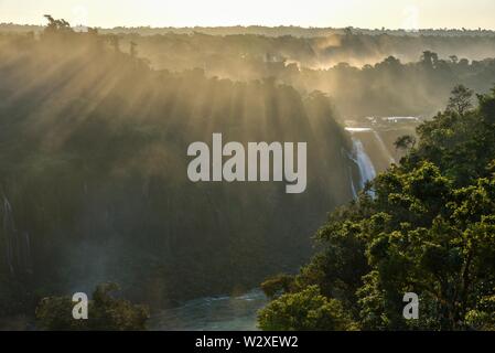 Vista dalla cascata Salto Santa Maria sopra la foresta pluviale di Isla San Martin al tramonto, Iguazu Falls, Puerto Iguazu, al confine Brasile, Argentina Foto Stock