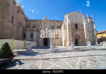 Basilica di San Isidoro, Leon, Spagna. Facciata Foto Stock