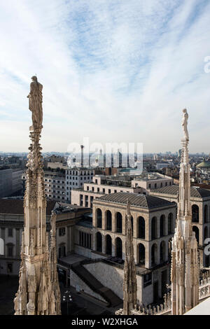 L'Italia, Lombardia, Milano, cityscape dal tetto del Duomo Foto Stock