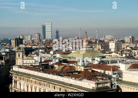 L'Italia, Lombardia, Milano, cityscape dal tetto del Duomo Foto Stock