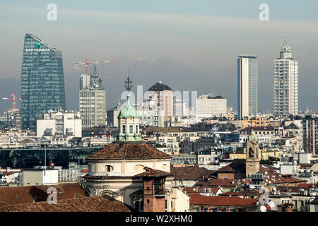 L'Italia, Lombardia, Milano, cityscape dal tetto del Duomo Foto Stock