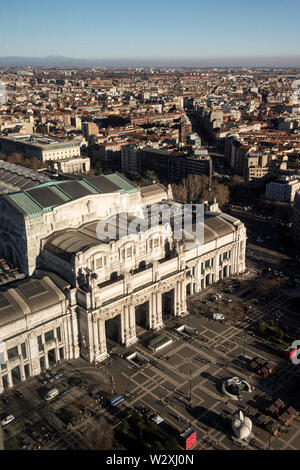 L'Italia, Lombardia, Milano, Stazione Ferroviaria Centrale da Enzo Jannacci Belvedere in grattacielo Pirelli Foto Stock