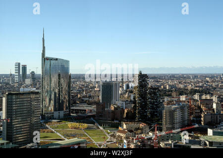 L'Italia, Lombardia, Milano, cityscape con Unicredit Torre del Belvedere ENZO JANNACCI in grattacielo Pirelli Foto Stock