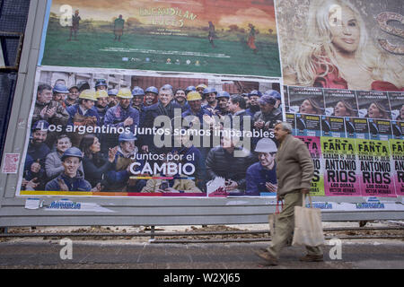 Buenos Aires, capitale federale, Argetina. 10 Luglio, 2019. Domenica 7 luglio la campagna elettorale per le prossime elezioni presidenziali elezioni primarie in Argentina, chiamato anche PASO (primario, aprire, simultanea e obbligatorio), iniziò ufficialmente.Questo Mercoledì, 10 luglio, il.presidente argentino Mauricio Macri e la sua formula amico Miguel Ãngel Pichetto ha portato il primo incontro nazionale di insieme per il cambiamento, una delle promesse di attività comuni che per ora sono all'ordine del giorno il presidente e il suo compagno di corsa, alla vigilia della prima prova, elettorale una prova del fuoco per il governo e la Kirchneri Foto Stock