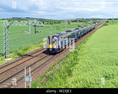 Nuova classe Scotrail 385 UEM treni a Park Farm a est di Linlithgow West Lothian Scotland Regno Unito verso Glasgow da Edimburgo Foto Stock